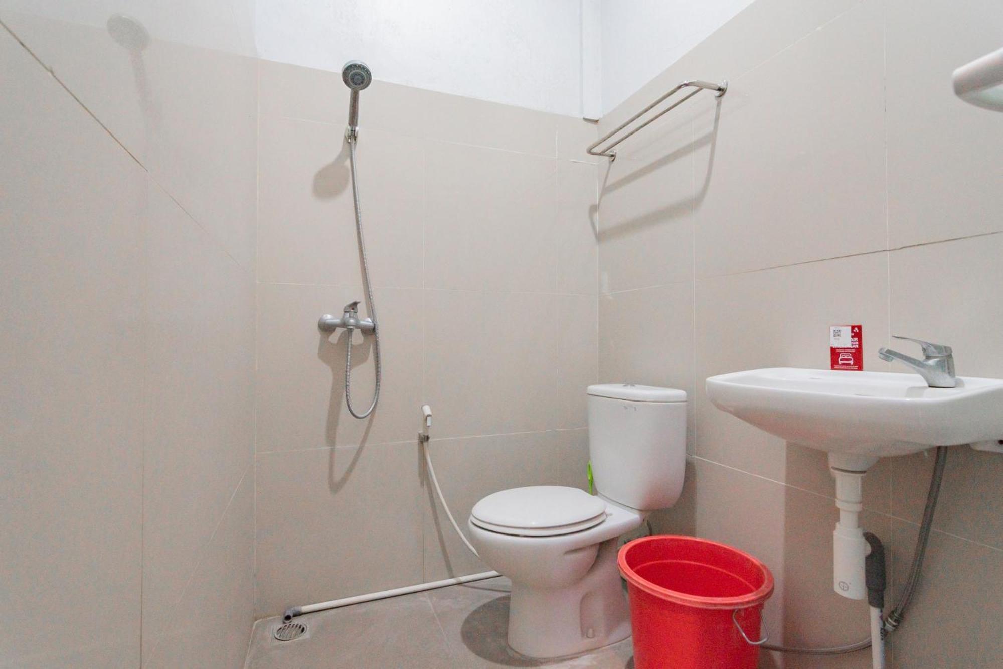 Reddoorz Plus Syariah @ Tuparev Cirebon 3 Quarto foto