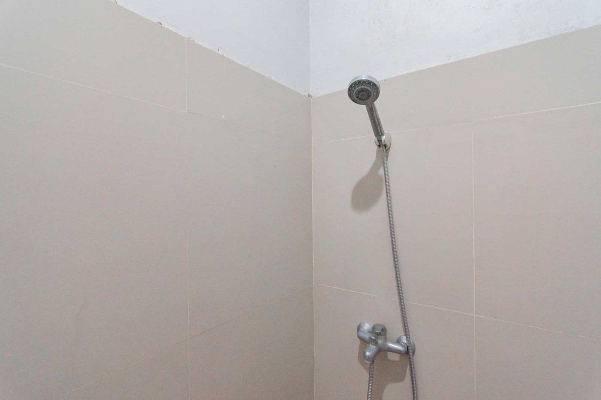 Reddoorz Plus Syariah @ Tuparev Cirebon 3 Quarto foto