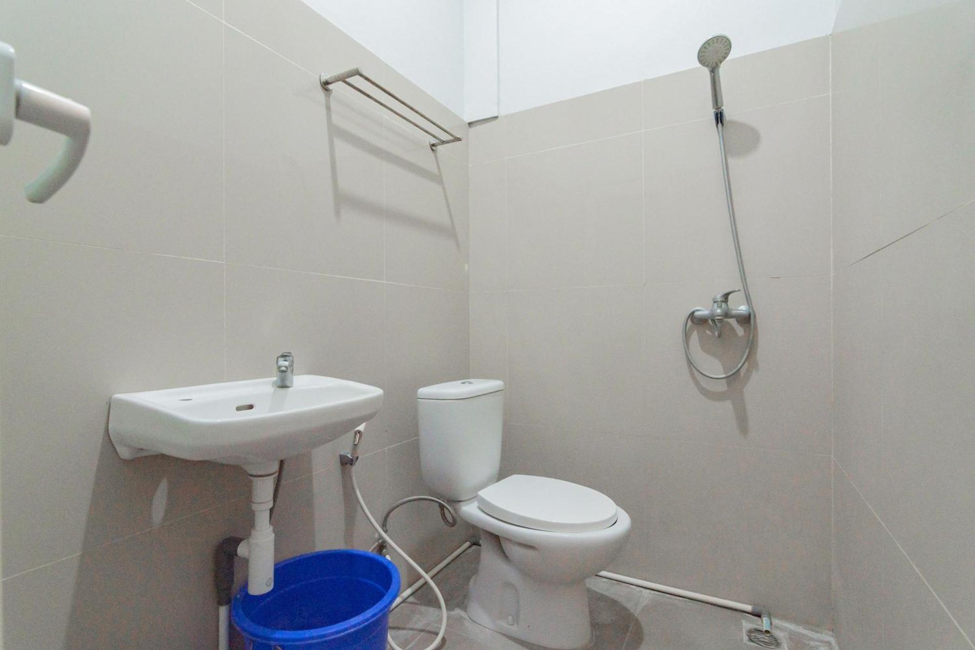 Reddoorz Plus Syariah @ Tuparev Cirebon 3 Quarto foto