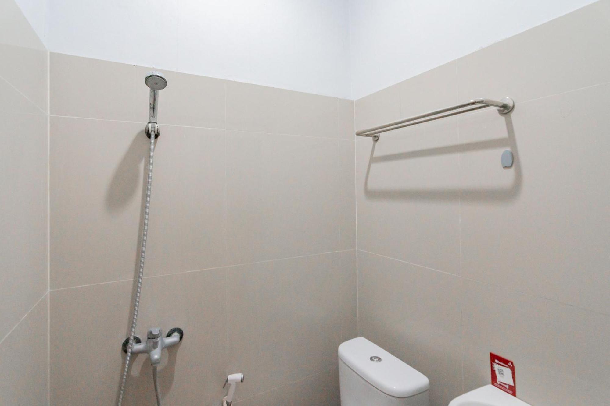Reddoorz Plus Syariah @ Tuparev Cirebon 3 Quarto foto