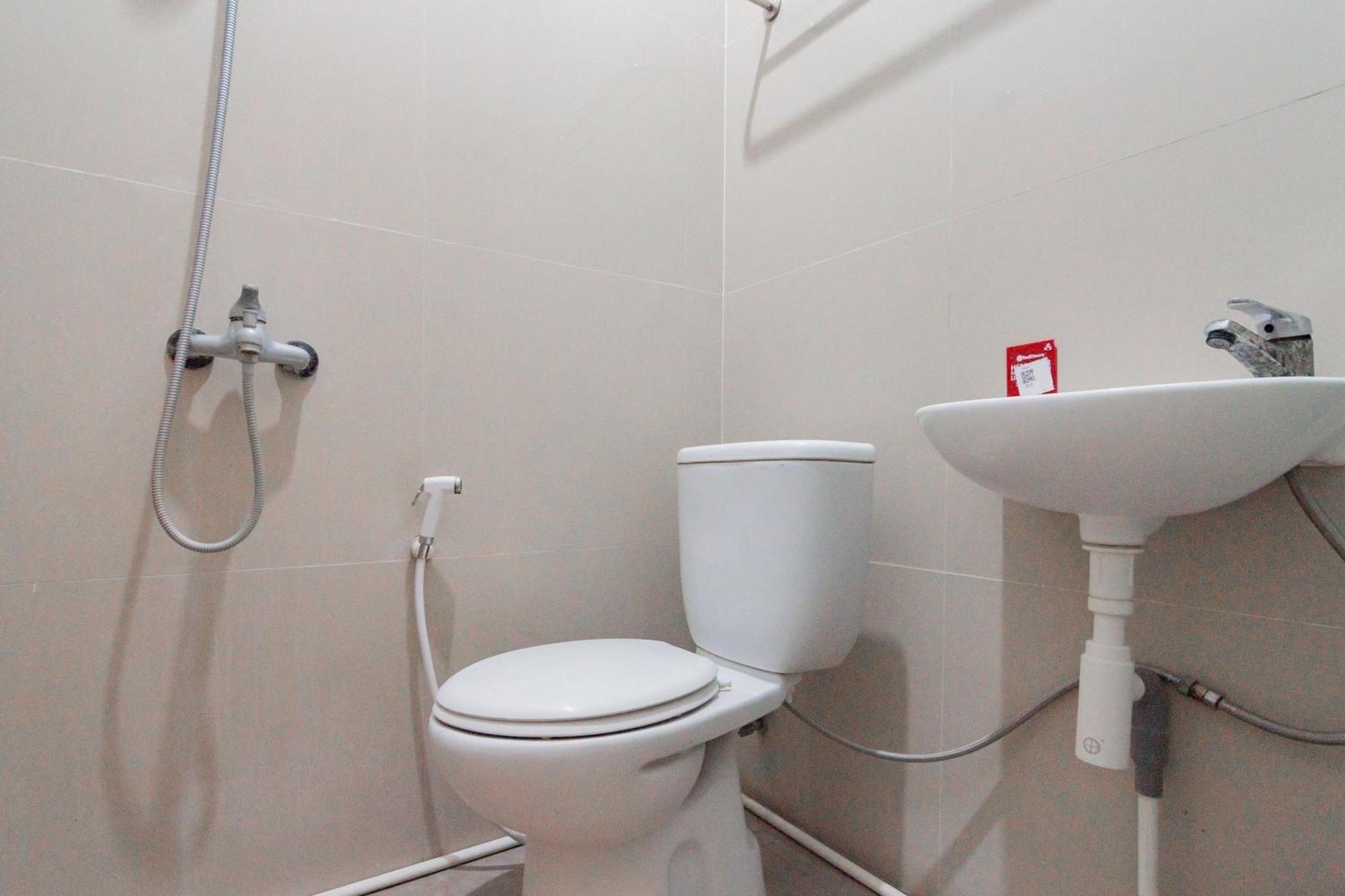 Reddoorz Plus Syariah @ Tuparev Cirebon 3 Quarto foto